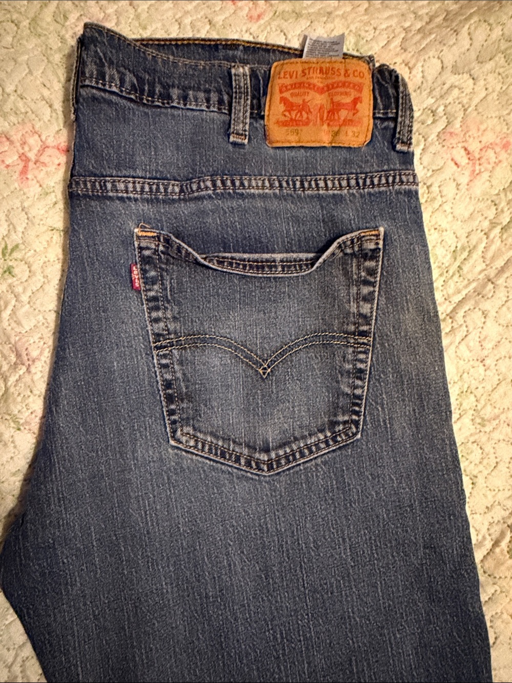 Levi's Men's Indigo Blue Straight Jeans with Signature Back Pocket